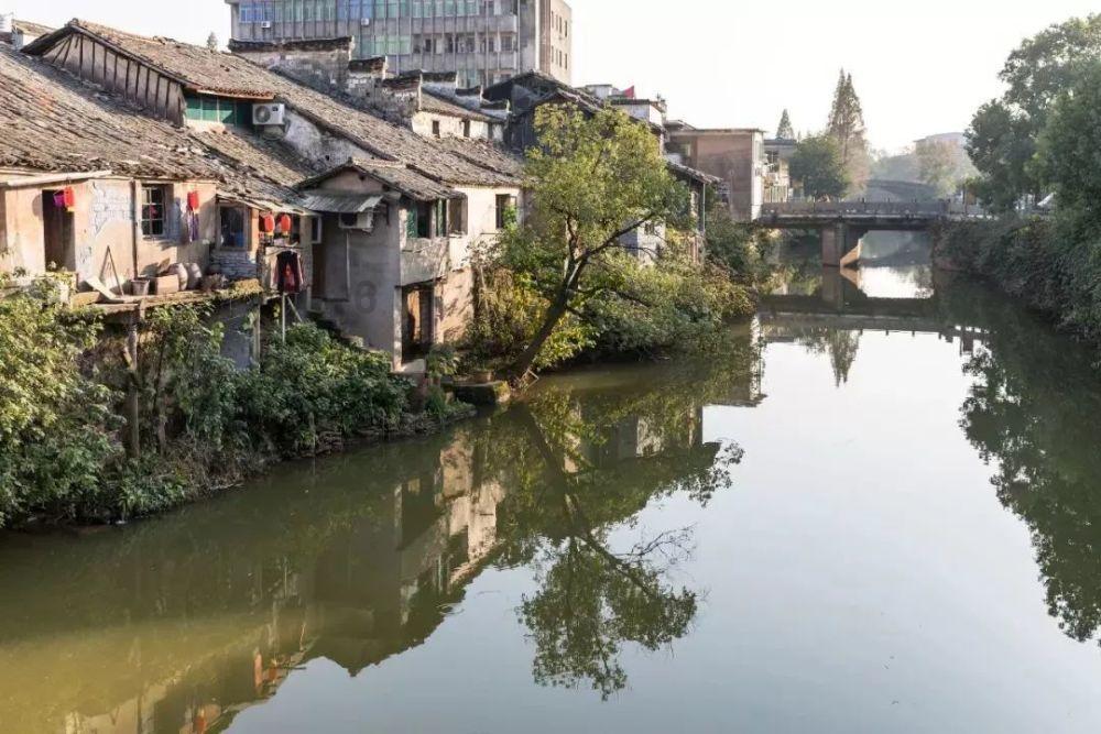大衣可以搭配什么衣服？游戏画面